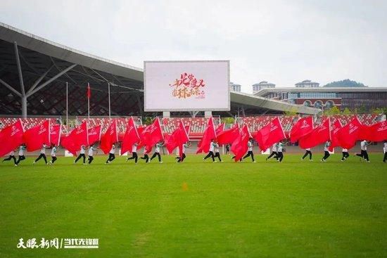 在电影中，玛格特·罗比塑造的角色“芭比”在人们的赞美声中逐渐发现并接受了自己的不足，最终选择脱离不必要的光环回归平常生活